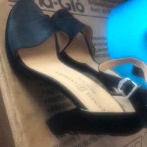 High heels with flowers on the back